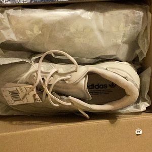8 1/2 beige tennis shoe brand new still in the box